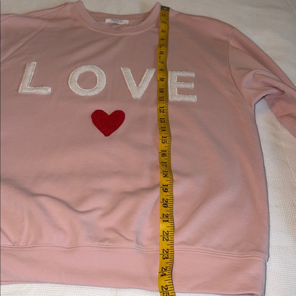 Avara Love Sweatshirt with Heart Design Size Small Pink Color - Picture 8 of 11